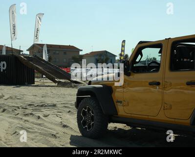 SENIGALLIA, ITALIEN - 22. JULI 2022: Jeep-Probefahrt auf Sand im Freien. Fahrzeugpräsentation Stockfoto