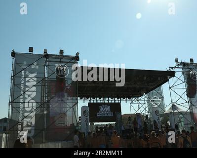 SENIGALLIA, ITALIEN - 22. JULI 2022: Musikfestival unter blauem Himmel Stockfoto