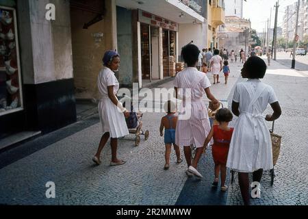 Brasilianische schwarze Kindermädchen, die Babys spazieren gehen, Ipanema, Rio de Janeiro, Brasilien, März 1966 Stockfoto