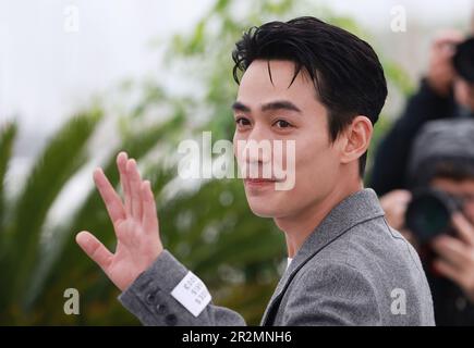 Cannes, Frankreich. 20. Mai 2023. Der chinesische Schauspieler Zhu Yilong posiert auf der 76. Ausgabe des Filmfestivals Cannes in Cannes, Südfrankreich, am 20. Mai 2023 bei einem Fotoanruf für den Film „He Bian De Cuo Wu“ (nur der Fluss fließt) im Wettbewerb um die Kategorie UN Certain Race. Kredit: Gao Jing/Xinhua/Alamy Live News Stockfoto