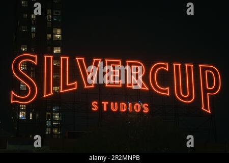 Silvercup Studios Neonschild bei Nacht in Long Island City, Queens, New York Stockfoto