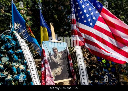 Kiew, Ukraine. 20. Mai 2023. DIE US-Flagge fliegt über dem Grab von Chris Campbell, dem amerikanischen Staatsbürger und einem Kämpfer des 3. Bataillons der Internationalen Legion der Ukraine, der im Kampf mit russischen Truppen auf dem Friedhof Lukianivske in Kiew, der Hauptstadt der Ukraine, am 20. Mai 2023 getötet wurde. Chris Campbell starb im April 2023 auf dem Schlachtfeld und entschied, dass er in der Ukraine begraben werden möchte. (Foto: Dominika Zarzycka/Sipa USA) Guthaben: SIPA USA/Alamy Live News Stockfoto