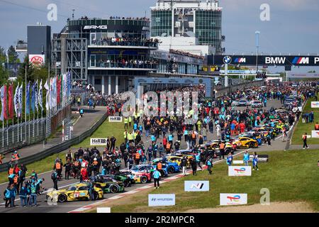 20. Mai 2023, Rheinland-Pfalz, Nürburg: Die Konkurrenzfahrzeuge stehen kurz vor dem Start des 24-stündigen Rennens auf dem Nürburgring auf dem Gleis. Foto: Thomas Frey/dpa Stockfoto