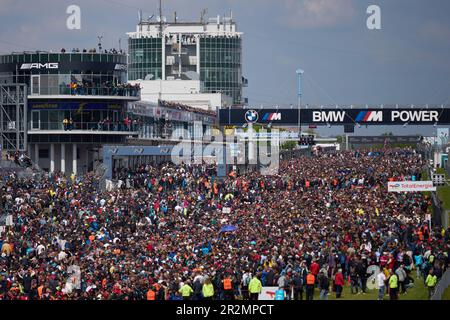 20. Mai 2023, Rheinland-Pfalz, Nürburg: Vor dem Beginn des 24-stündigen Rennens auf dem Nürburgring drängen sich Tausende von Motorsportfans auf das Startfeld. Foto: Thomas Frey/dpa Stockfoto