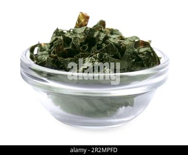 Schüssel mit gehackten Nori-Laken isoliert auf weiß Stockfoto