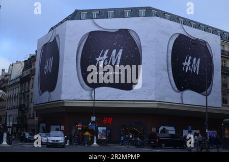 Paris, Frankreich - 10. Dezember 2022: Außenansicht des H&M-Geschäfts Stockfoto