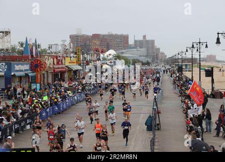 New UOK, Brooklyn, USA. 20. Mai 2023. (SPO) Brooklyn Half Marathon 13,1-Mile Race. 20. Mai 2023, Brooklyn, New York, USA: Der Brooklyn Half Marathon, der größte Halbmarathon in den Vereinigten Staaten auf einer 13,1 km langen Tour durch den Borough of Kings, vom Prospect Park bis zum Coney Island Boardwalk. Es wird erwartet, dass etwa 26.000 Läufer, darunter einige Prominente, an dem Rennen teilnehmen und einen leichten Regen erwarten. Credit: Leco Viana /Thenews2 (Credit Image: © Leco Viana/TheNEWS2 via ZUMA Press Wire) – NUR REDAKTIONELLE VERWENDUNG! Nicht für den kommerziellen GEBRAUCH! Stockfoto