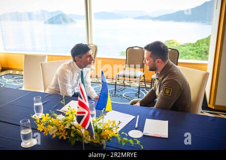 Im Rahmen eines Arbeitsbesuchs in Japan zur Teilnahme am G7-Gipfel traf ukrainischer Präsident Volodymyr Zelensky mit Premierminister des Vereinigten Königreichs Rishi Sunak zusammen. Das Staatsoberhaupt dankte dem britischen Premierminister für die Führung des Vereinigten Königreichs in der internationalen Kampfjet-Koalition. Die Parteien erörterten die weitere Umsetzung der Vereinbarungen, die während des Besuchs des Präsidenten der Ukraine im Vereinigten Königreich am 14. Mai getroffen wurden. Stockfoto