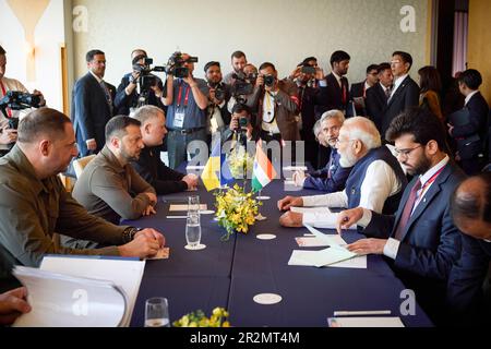 Im Rahmen eines Arbeitsbesuchs in Japan zur Teilnahme am G7-Gipfel traf ukrainischer Präsident Volodymyr Zelensky mit dem indischen Premierminister Narendra Modi zusammen. Der Präsident dankte Indien dafür, dass es die territoriale Integrität und Souveränität unseres Landes unterstützt, insbesondere auf den Plattformen internationaler Organisationen. Der Staatschef dankte Indien auch für die humanitäre Hilfe für die Ukraine. Der Krieg brachte viele Krisen und Leiden. Deportierte Kinder, verminte Gebiete, zerstörte Städte, zerstörte Schicksale“, sagte Zelensky. Stockfoto