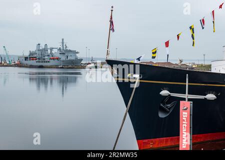 Edinburgh, Schottland, Vereinigtes Königreich, 20. Mai 2023. RFA Fort Victoria (A387) führt in den Hafen von Leith ein: In der kombinierten Flotte werden Schiff und Tanker der Royal Fleet Auxiliary of the United Kingdom gelagert, die mit der Lieferung von Munition, Treibstoff, Nahrungsmitteln und anderen Lieferungen an Schiffe der britischen Royal Navy beauftragt sind. Diese Schiffe werden in den Hafen manövriert und an einer Anlegestelle auf der Royal Yacht Britannia festgemacht. Kredit: Sally Anderson/Alamy Live News Stockfoto