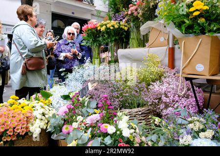 Madrid, Spanien. 20. Mai 2023. Die Menschen bewundern Blumen an den Verkaufsständen während des Blumenmarkts in Madrid. Der Blumenmarkt ist eine Veranstaltung, die die neuen Trends oder die besten Floristen zeigt. Auf diesem offenen Markt finden Sie eine große Auswahl an Blumen und verschiedene Kombinationen von Farben, Stilen und Düften. (Kreditbild: © Atilano Garcia/SOPA Images via ZUMA Press Wire) NUR REDAKTIONELLE VERWENDUNG! Nicht für den kommerziellen GEBRAUCH! Stockfoto