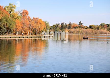 Kanufahrer auf dem künstlichen Wascana Lake in der Nähe der Legislativgebäude im Wascana Park, Regina, Saskatchewan. Stockfoto