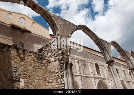 Ruinen mit Torbogen und Seitenwand, Carmo-Kirche, Bairro Alto, Lissabon, Portugal Stockfoto