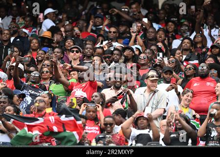 20. Mai 2023; Twickenham Stadium, London, England: Anhänger des HSBC London Rugby Sevens Kenia begrüßen ihr Team auf dem Spielfeld Stockfoto