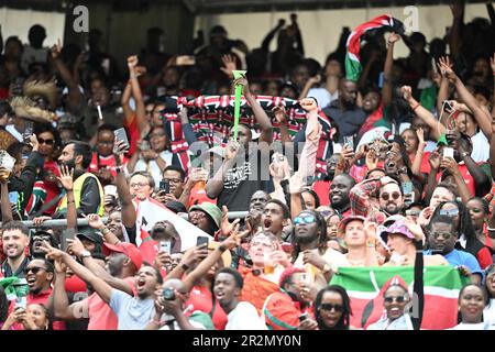 20. Mai 2023; Twickenham Stadium, London, England: Anhänger des HSBC London Rugby Sevens Kenia begrüßen ihr Team auf dem Spielfeld Stockfoto