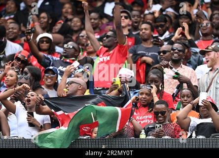 20. Mai 2023; Twickenham Stadium, London, England: Anhänger des HSBC London Rugby Sevens Kenia begrüßen ihr Team auf dem Spielfeld Stockfoto