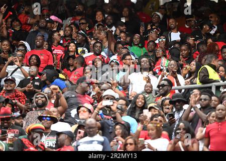 20. Mai 2023; Twickenham Stadium, London, England: Anhänger des HSBC London Rugby Sevens Kenia begrüßen ihr Team auf dem Spielfeld Stockfoto