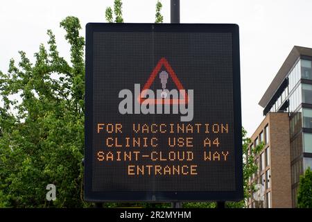 Maidenhead, Berkshire, Großbritannien. 19. Mai 2023. Ein Wegweiser für das Covid-19-Impfzentrum in Maidenhead, Berkshire. Kredit: Maureen McLean/Alamy Stockfoto