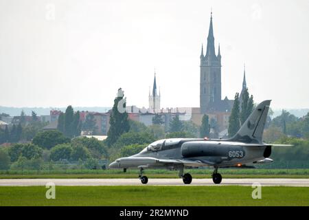 Caslav, Tschechische Republik. 20. Mai 2023. 21. der taktische Luftwaffenstützpunkt Caslav in der Tschechischen Republik öffnet seine Türen am 20. Mai 2023, um der Öffentlichkeit die Flugzeuge und Fähigkeiten der tschechischen Streitkräfte zu zeigen. Auf Foto L-159 Alca von der tschechischen Luftwaffe am Tag der offenen Tür des Luftwaffenstützpunktes in Caslav am 20. Mai 2023. (Kreditbild: © Slavek Ruta/ZUMA Press Wire) NUR REDAKTIONELLE VERWENDUNG! Nicht für den kommerziellen GEBRAUCH! Stockfoto