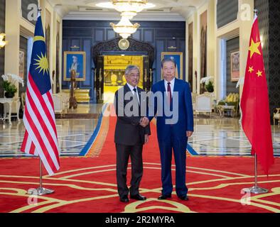 Kuala Lumpur, Malaysia. 19. Mai 2023. Zhao Leji, Vorsitzender des Ständigen Ausschusses des Nationalen Volkskongresses Chinas, trifft sich am 19. Mai 2023 in Kuala Lumpur, Malaysia, mit König Sultan Abdullah Sultan Ahmad Shah. Auf Einladung des Parlamentspräsidenten von Malaysia, Johari Abdul, stattete Zhao dem Land von Donnerstag bis Samstag einen offiziellen, freundlichen Besuch ab. Kredit: Zhai Jianlan/Xinhua/Alamy Live News Stockfoto