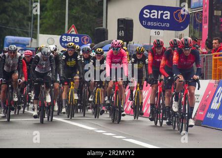 Cassano Magnago, Italien. 20. Mai 2023. Cassano Magnago, Cassano Magnago, Italien, 20. Mai 2023, Group Maglia Rosa - Phase 14 Giro d'Italia während der 14. Etappe - Sierre - Cassano Magnago - Giro d'Italia Credit: Live Media Publishing Group/Alamy Live News Stockfoto