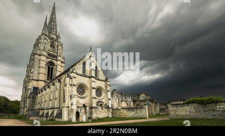 Abtei Saint-Jean-des-Vignes unter stürmischem Himmel. Soissons, Frankreich Stockfoto