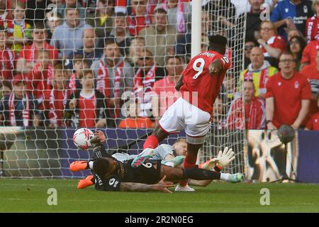 Taiwo Awoniyi vom Nottingham Forest erzielt beim Premier League-Spiel zwischen Nottingham Forest und Arsenal am Samstag, den 20. Mai 2023, auf dem City Ground in Nottingham ein Tor auf Platz 1-0. (Foto: Jon Hobley | MI News) Guthaben: MI News & Sport /Alamy Live News Stockfoto