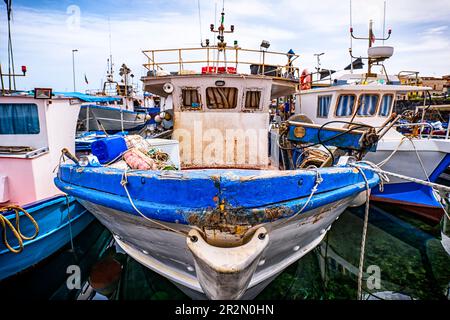 Fischerboot in einem Dock von sizilien Stockfoto