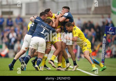 Jimmy O'Brien (zweite Rechte) wird während des Finalspiels des Heineken Champions Cup im Aviva-Stadion in Dublin, Irland, von Paul Boudehent, Ulupano Seuteni und Tawera Kerr-Barlow in La Rochelle angegriffen. Foto: Samstag, 20. Mai 2023. Stockfoto