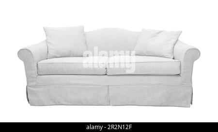 Graues Sofa mit zwei isolierten Kissen auf weißem Hintergrund. Couch im klassischen englischen Stil mit Polsterbezug Stockfoto