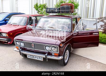 Samara; Russland - 14. Mai; 2023: Oldtimer-sowjetischer Retro-Wagen Lada-2103 mit Gepäck auf dem Dach auf der Straße der Stadt während der Oldtimer-Show Stockfoto