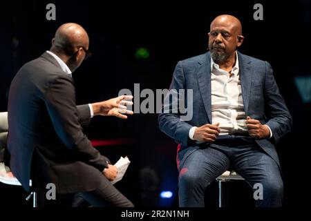 Der Schauspieler und Wahlkampfspieler Forest Whitaker führte ein Gespräch mit dem Fernsehsender Clive Myrie während der People's Postcode Lottery Charity Gala auf der EICC in Edinburgh, wo er den renommierten People's Postcode Lottery Hero Award erhielt. Herr Whitaker sammelte außerdem eine Spende für £500.000 $ für die Whitaker Peace & Development Initiative (WPDI), deren Gründer und CEO er ist. Foto: Montag, 15. Mai 2023. Stockfoto