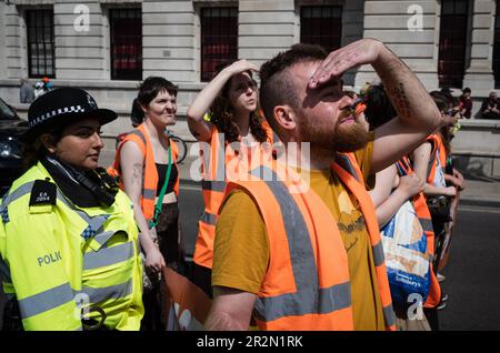 London, Großbritannien, 20. Mai 2023. Demonstranten von „Just Stop Oil“ verlangsamen Verkehr auf Whitehall im Rahmen ihrer anhaltenden Kampagne gegen die Verwendung fossiler Brennstoffe während der Klimakrise. (Tennessee Jones - Alamy Live News) Stockfoto