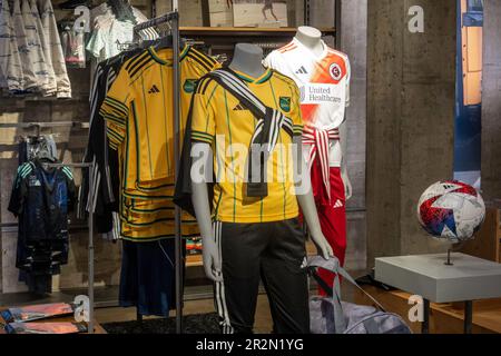 Der adidas Flagship Store befindet sich in der 565 Fifth Avenue in New York City, USA 2023 Stockfoto