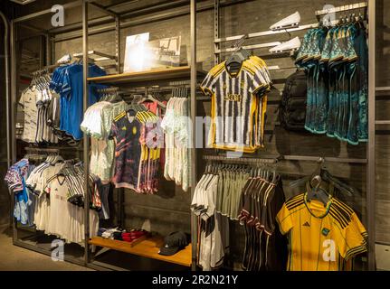 Der adidas Flagship Store befindet sich in der 565 Fifth Avenue in New York City, USA 2023 Stockfoto