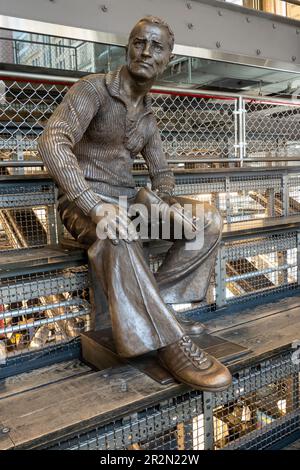 Der adidas Flagship Store befindet sich in der 565 Fifth Avenue in New York City, USA 2023 Stockfoto