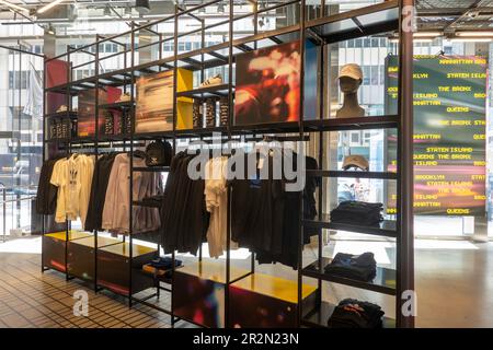 Der adidas Flagship Store befindet sich in der 565 Fifth Avenue in New York City, USA 2023 Stockfoto