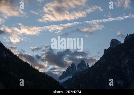 Panorama delle montagne delle dolomiti al tramonto, tre cime patrimonio unesco Stockfoto