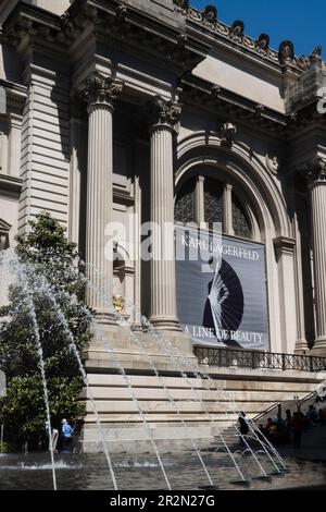 Am Eingang des Metropolitan Museum of Art befinden sich riesige Wasserfontänen, 2023, New York City, USA Stockfoto