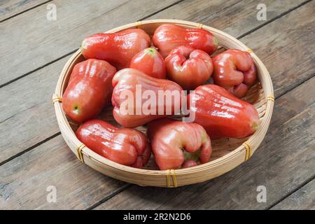 Java Rosenäpfel oder Wasserguava. Malaysisch nannte Jambu Air auf einem Holztisch. Stockfoto