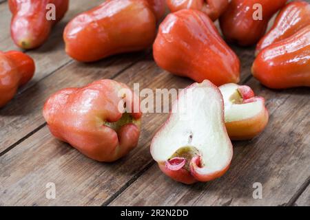 Java Rosenäpfel oder Wasserguava. Malaysisch nannte Jambu Air auf einem Holztisch. Stockfoto