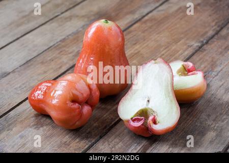 Java Rosenäpfel oder Wasserguava. Malaysisch nannte Jambu Air auf einem Holztisch. Stockfoto