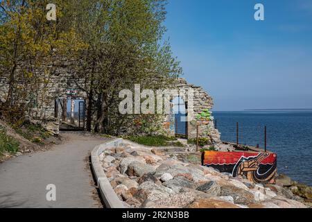 Patarei Sea Fortress, später ein Zentralgefängnis, Steinmauer an einem sonnigen Frühlingstag am Ufer von Tallinn, Estland Stockfoto