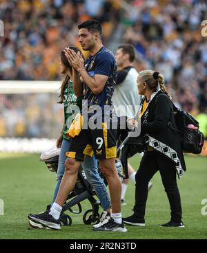 20. Mai 2023; Molineux Stadium, Wolverhampton, West Midlands, England; Premier League Football, Wolverhampton Wanderers gegen Everton; Ein weinerlicher Raul Jimenez von Wolves applaudiert den Heimfans nach dem letzten Pfiff Stockfoto