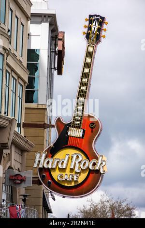 Hard Rock Cafe Giant Gibson Electric Guitar Neon Schild Draußen In Niagara Falls Ontario Kanada Stockfoto