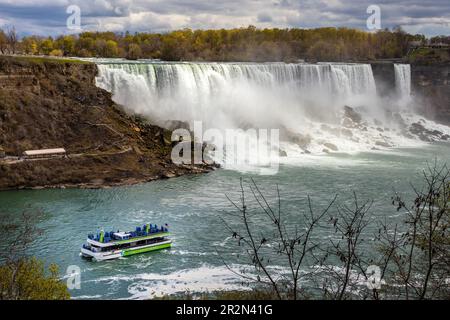 The Maid Of The Mist Nikola Tesla Touristenboot Auf Dem Niagara River An Den American Falls Von Der Kanadischen Seite Der Niagarafälle, Ontario Canada Aus Gesehen Stockfoto