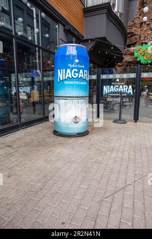 Die Niagara Brewing Company Giant Beer Kann Vor Dem Micro Brewery Building Auf Clifton Hill, Niagara Falls, Ontario Canada, Unterschreiben Stockfoto