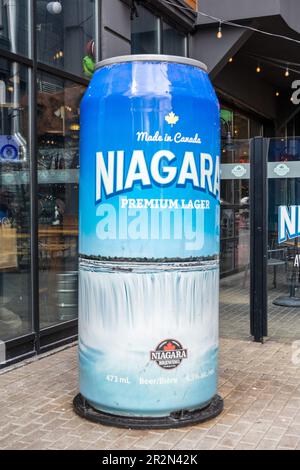 Die Niagara Brewing Company Giant Beer Kann Vor Dem Micro Brewery Building Auf Clifton Hill, Niagara Falls, Ontario Canada, Unterschreiben Stockfoto