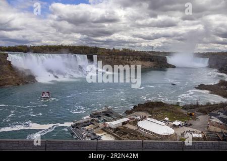 Niagara City Tours Touristenboot Auf Dem Niagara River An Den American Falls Von Der Kanadischen Seite Der Niagara Falls Ontario Canada Aus Gesehen Stockfoto