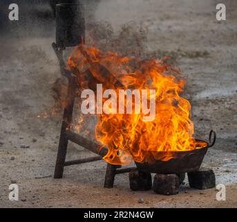 Brennendes Feuer und dunkler Rauch in einer Feuerstelle Stockfoto